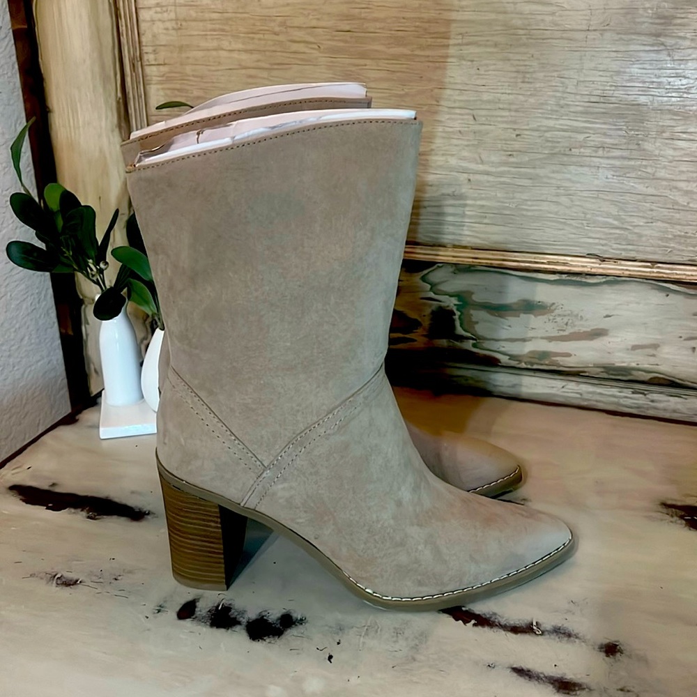 Universal Trends Suede Like Boots
